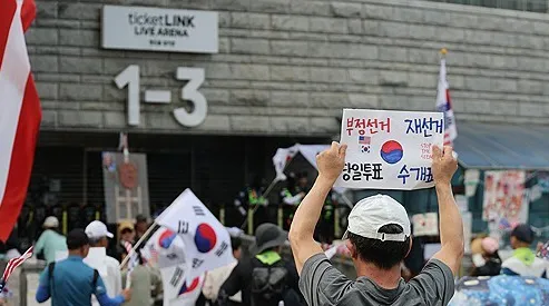 [속보] 잠실개표소 봉쇄 시위에 가스총 등장.. 경찰 발견 후 제지

6·3 지방선거 투표용지 부족 사태로 촉발된 ‘잠실개표소 봉쇄 시위’에 8