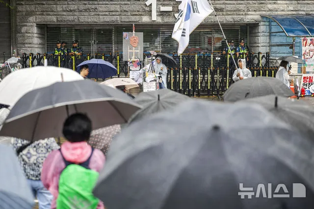 경찰, 잠실 개표소 시위 현장서 가스총 소지 80대 적발

[서울=뉴시스]최은수 기자 = 6·3 지방선거 투표용지 부족 사태와 관련한 '개표소 