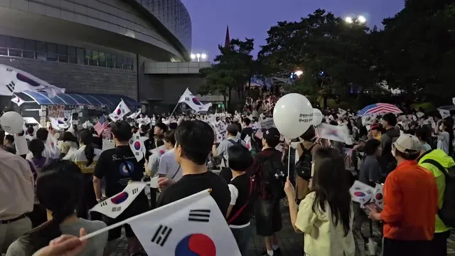 다행히 날씨가 좋아져서 많은 분들이 모여계십니다!
간만에 뜨거운 화력 과시중입니다.
현장에 함께해 주세요.
나라 지키는 데 힘 보태주세요!
당신