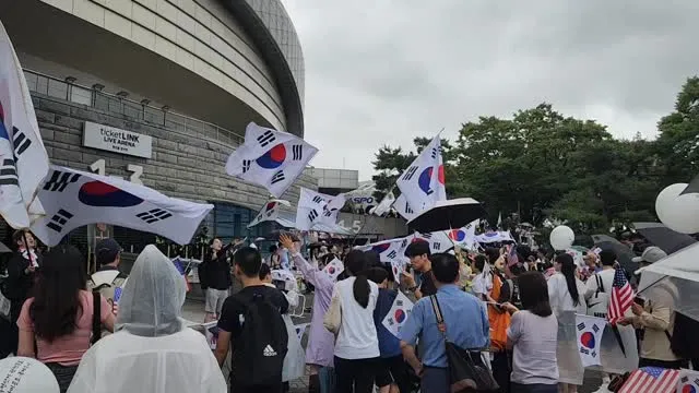 [ 2026.06.20 16:05 올림픽공원 🇰🇷🌺🇰🇷 ]
비가 와도 간다.
금요일 저녁부터 계속 비가 내려서 오늘 사람이 많이 모일까