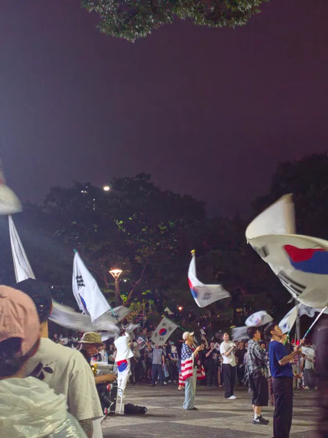 비는 그쳤고 사람들은 많아지네
1-3 여경들로 교체가 되었다
머리망 안한 분들이 계셨는데 포니테일 머리와 똥머리를 하다만 모양으로 지저분하게 튀
