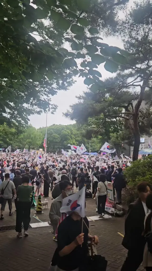와...사람 역대급으로 많다는...ㄷㄷㄷ
전 구역이 꽉꽉 차있네...
차댈곳 조차 없....ㅠㅠ
어제 태극기 성조기 다 베려서
말려서 도착~!!