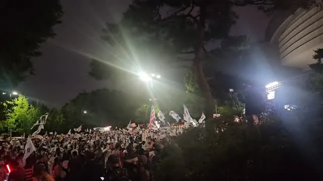 한바퀴 돌아봤는데 인파가 장난없네요
(지금)