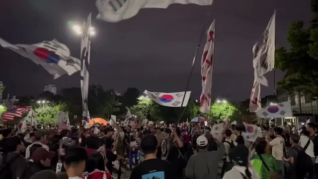 6월 20일 토요일 밤 9시 전후
2학년 1반 앞입니다