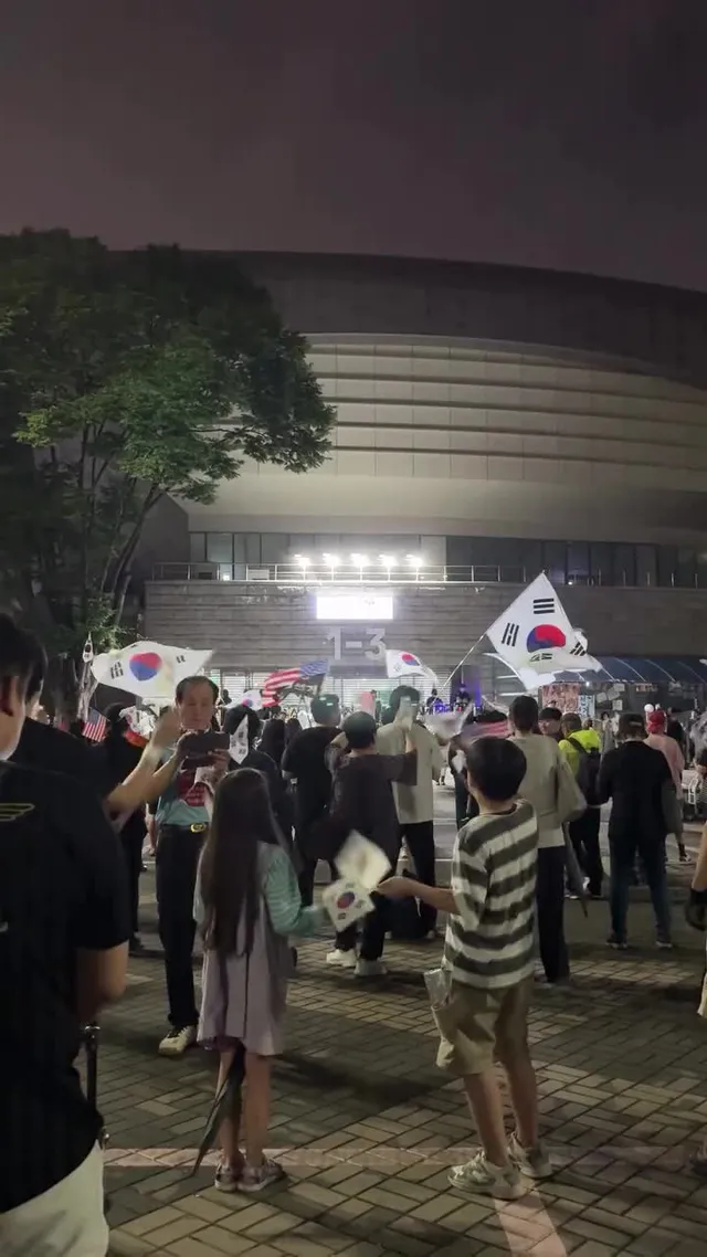 우리 아이들까지 극우 취급하는 인간들은
대체 머리 속에 얼마나 열등감을 느끼면
고딴 생각을 아이들에게 묻히고 싶을까?

부끄러움 탈출 기회를 줘