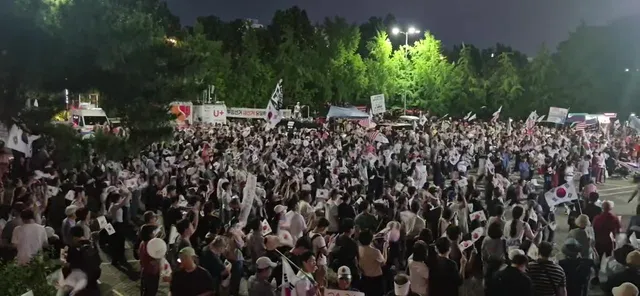 주말마다 올공 인근 하는 일이 있어서
항상 마치고 산책 겸 응원 가고있는데
점점 더 사람이 많아지고있네👍👍🇰🇷🇰🇷
(영상 속 1-3구