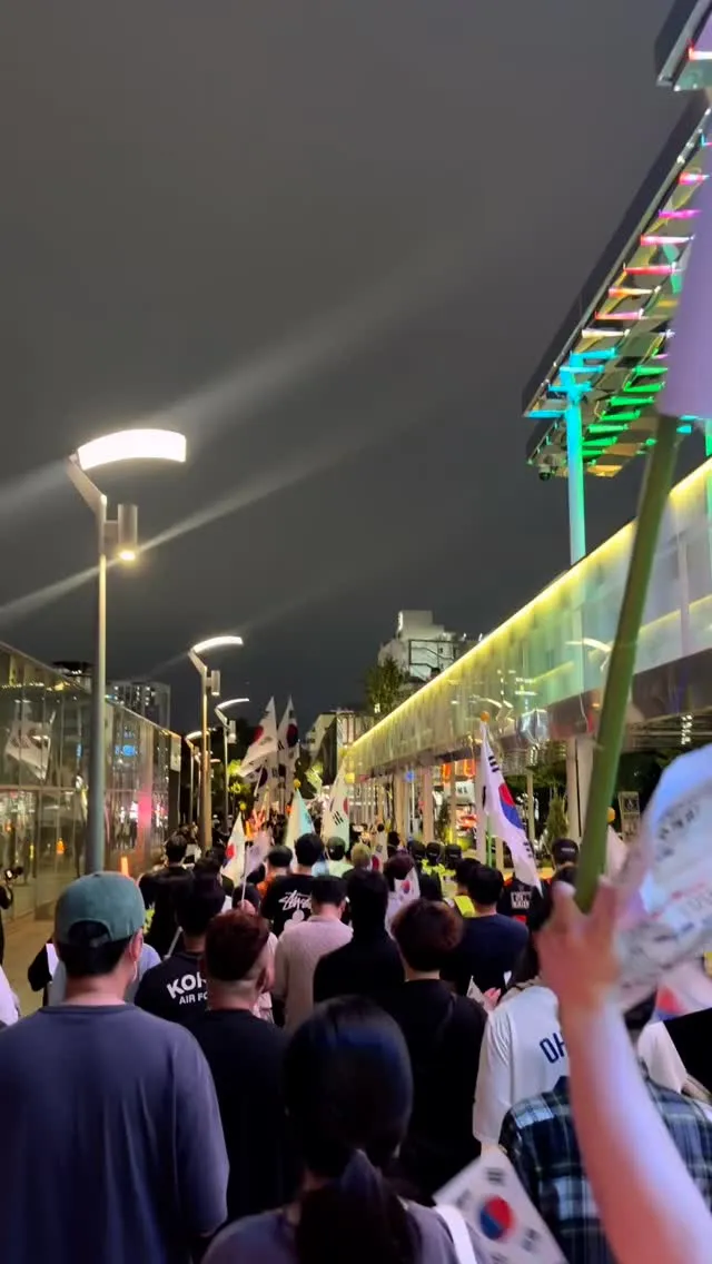 오늘 호우친과 함께 300명이상이 같이 한 광주 민주화운동을했숩니다 ^^
전라도는 깨어난다!!
부정선거 재선거!
당일투표 수개표!

+워어어~ 