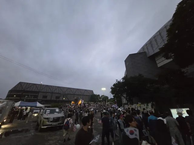 오늘 역대급으로 많이 온거 같아요...ㄷㄷㄷ 정부야 이제 모른척 그만해라 사람들 힘들다,,, 콘서트 인원 아님
