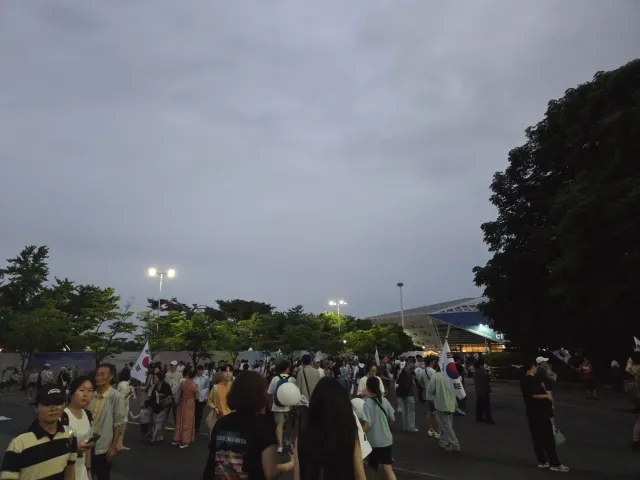 오늘 역대급으로 많이 온거 같아요...ㄷㄷㄷ 정부야 이제 모른척 그만해라 사람들 힘들다,,, 콘서트 인원 아님