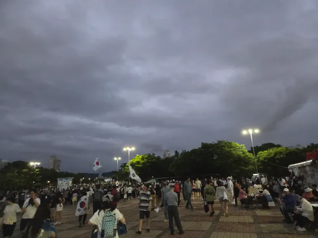오늘 역대급으로 많이 온거 같아요...ㄷㄷㄷ 정부야 이제 모른척 그만해라 사람들 힘들다,,, 콘서트 인원 아님