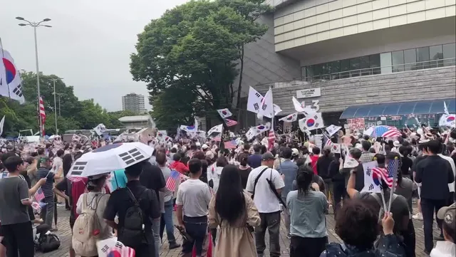 조금전 올공역 내리기 직전에 
내 옆에 서있던 여자분 한분이
동행에게 이렇게 말했다.

“그 앞에 시위한다더라. 조심해야해.”

똑같이 올공에서