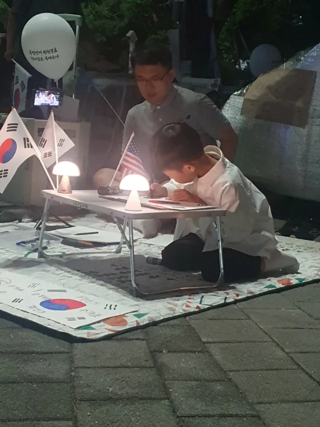 초1 아가야가
엄숙한 자세로 정성들여
태극기를 한 땀 한땀 그립니다.
미안하고 고마워요.