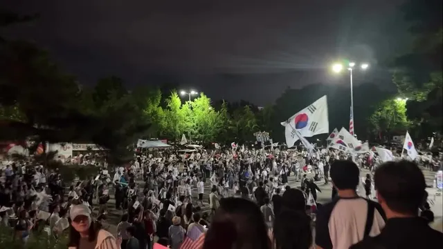 실시간 6/20일 토요일 오후 10시 30분입니다.
비온 주말 밤이라 사람이 많이 빠졌으려나 했는데 어림도 없습니다. 주차장에도 들어오는 차가 