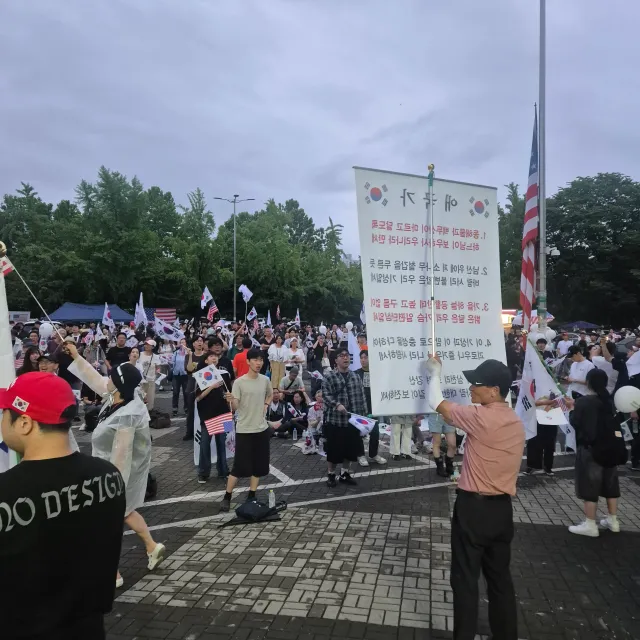 내일도 와서 앞에서 태극기를
흔들겠다고 약속했습니다.

평택에서 광역버스 타고
왔다갔다하느라 피곤하지만
그동안의 무지에 대한
속죄라 생각합니다.
