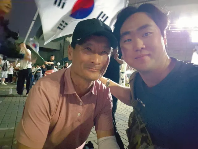 내일도 와서 앞에서 태극기를
흔들겠다고 약속했습니다.

평택에서 광역버스 타고
왔다갔다하느라 피곤하지만
그동안의 무지에 대한
속죄라 생각합니다.