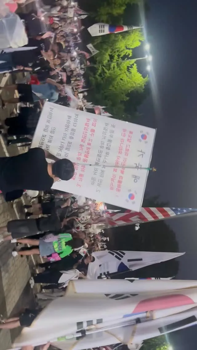 내일도 와서 앞에서 태극기를
흔들겠다고 약속했습니다.

평택에서 광역버스 타고
왔다갔다하느라 피곤하지만
그동안의 무지에 대한
속죄라 생각합니다.