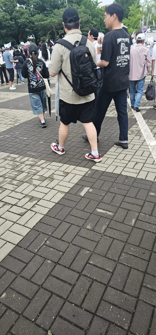 비와서 찢어진 피켓들 이것저것 구정물 많을거 같잖아요
오늘 올공 바닥 보셨나요 너무 깨끗해요 ㅠㅠ
비맞으며 애쓰신분들 모두 후대까지 복받으소서