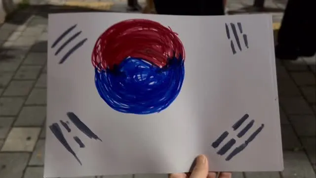 비 그치고 날씨 진짜 쾌적하다 올공

들어가는 길에 차 많아서 진짜 잠부페 느낌남

아 올공에 윤석열 대통령 오심^^보임? 
계엄 관련 문구들 