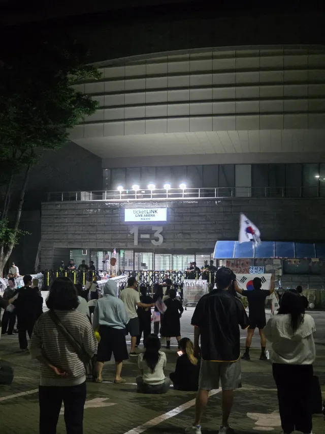 새벽에 와도 이정돈데 이제 귀 기울이시죠
(네번째 사진 말이 안통하는 심장을 아프게 하는 극악무도한 극우 ㅎㅎ😍🥰🐶)