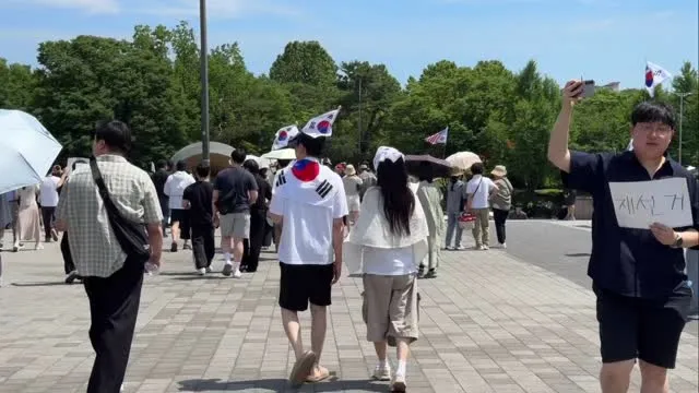 오늘 너무 아름다운 애국커플을 보았어! 
다들 데이트는 올공으로 와 ❤️ 

정말 진귀한 풍경 볼 수 있는 기회 흔치 않은거 알지? 

나라도 