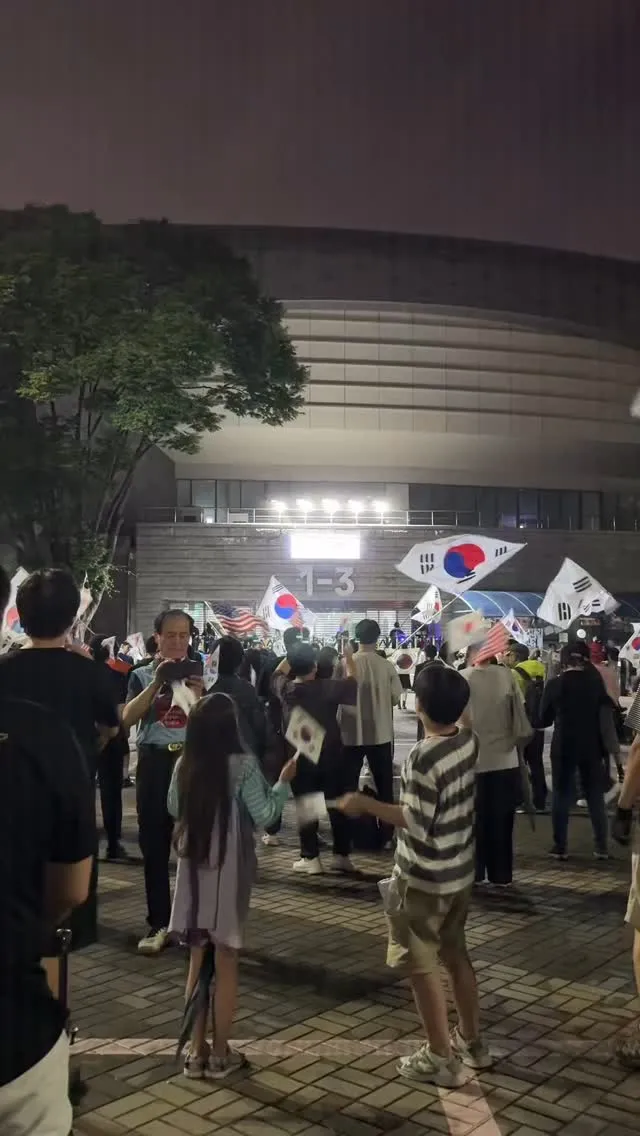 언론과 뉴스에 잠실올공이 나오지 않아도 괜찮습니다.

어차피 개같이 썩은 언론이 언론 역할을 못 하는데
똥아가리로 발사하는 컨텐츠로 국민들에게 