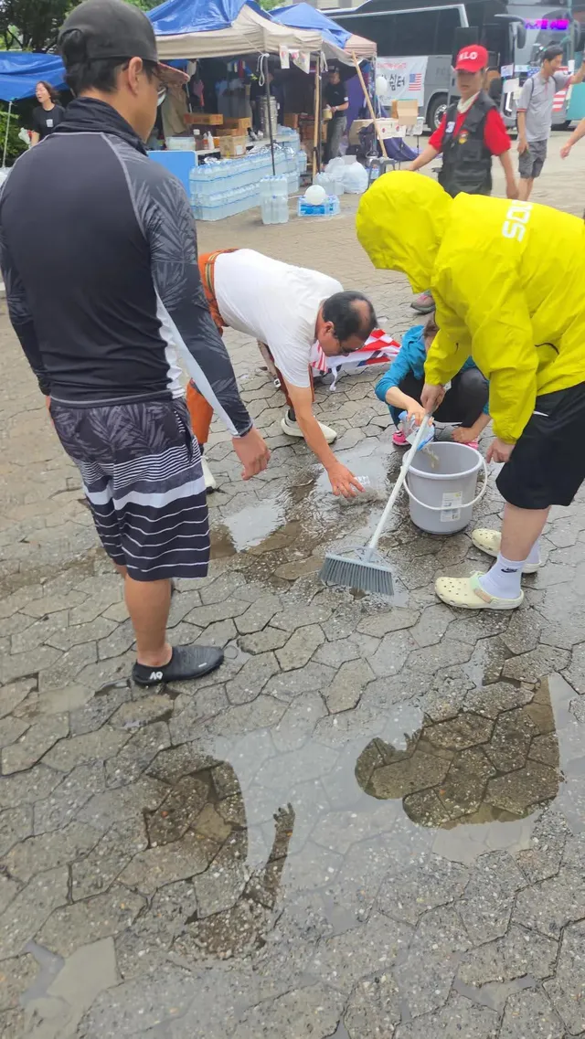 최근 특정 단톡방 현장 운영에 대한 이야기가 많이 나오고 있습니다.

“봉사한다면서 왜 쓰레기 얘기를 하냐”
“봉사할 거면 조용히 봉사하면 되지