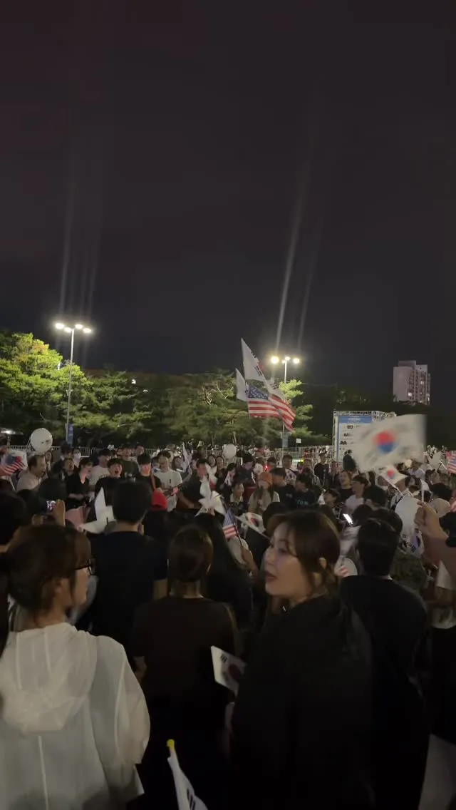 감기이슈를 이기고 다녀왔어
찬양할 수 있고 기도할 수 있어서 감사했고 간절했다
이 땅의 선교사님들의 희생이 끝나지않길
쓰레드에서만 보던 분탕무리