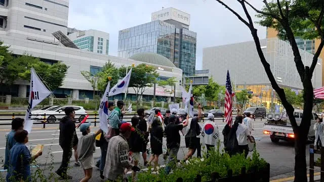 26.6.20.토 대전 선관위앞에서 출발하여 갤러리아까지 행진하고 돌아왔습니다🔥🔥🇰🇷🇰🇷
비도 오고 강풍이 불었지만 대전시민들의 열정