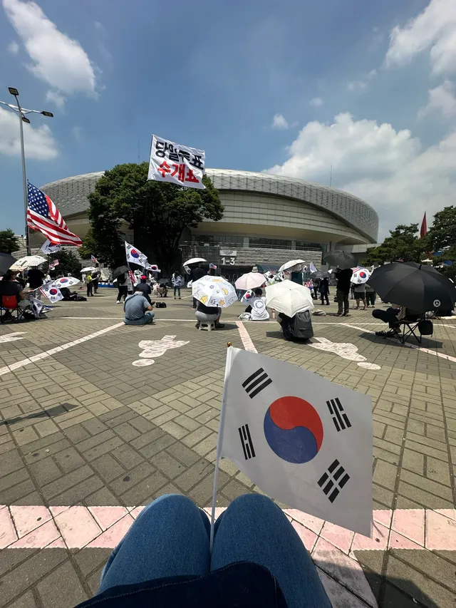 등원시키고 9번째 올공 출석췤
구름없어서 진짜 뜨겁다!!! 오늘은 의자도 챙겨나왔음 ㅋㅋㅋㅋ
오전치고 사람도 많다!!!