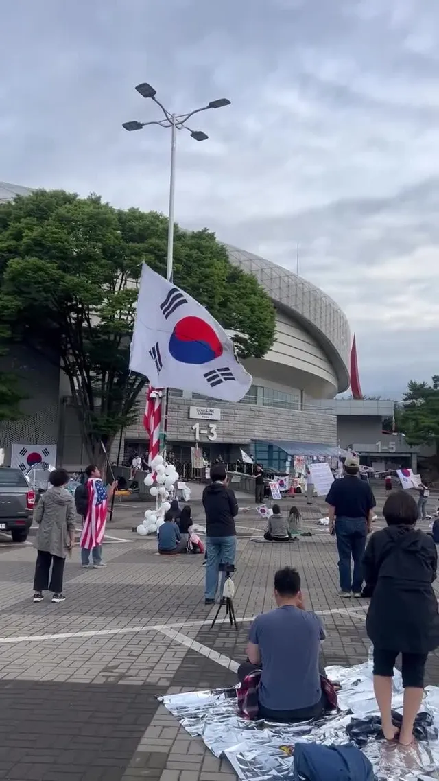 실시간 ‘올공’ 현황

도착하자 울려퍼지는 애국가.
아침부터 뜨거울 예정 
21일 오전 6:20분 현황