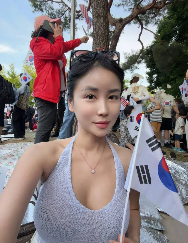 우리나라 대한민국 🇰🇷
자유와 민주주의를 사랑합니다 🥺
이 땅에 태어나서 감사해요 ❤️
스하리 해주시면 맞스팔 할게요!!!!♡༘
