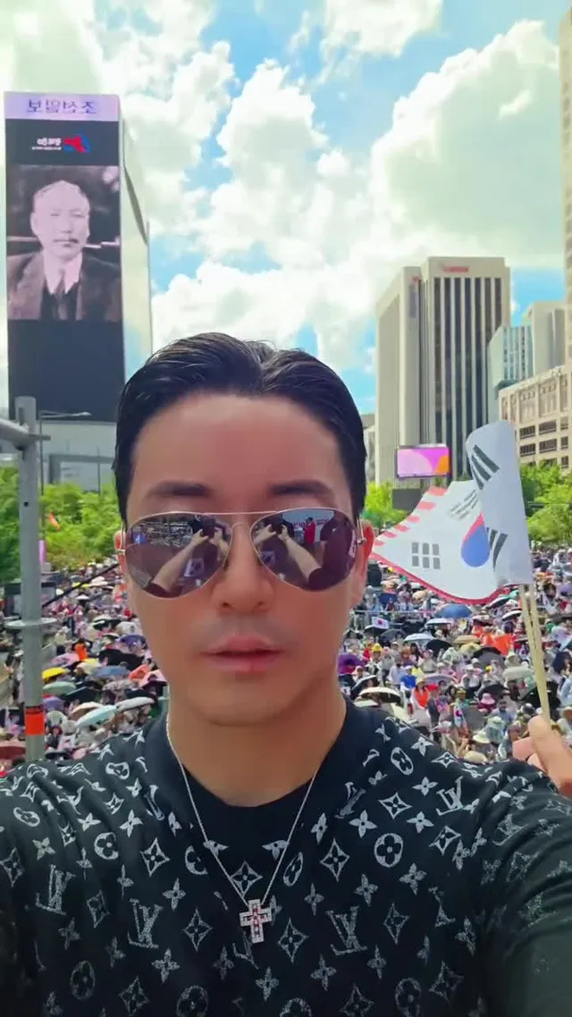 내가 원래 아스팔트 청년들
지원하고 광화문에 많은 청년들
연사 올려주고 더 up시켜주고
했고 윤통 관저부터 매주 나갔던 사업가이다 

근데 올공