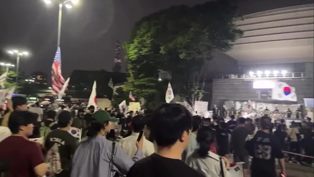 잠실 실시간 자해하신 분 가시고 다시 평온해졌어요..
사람 많습니다