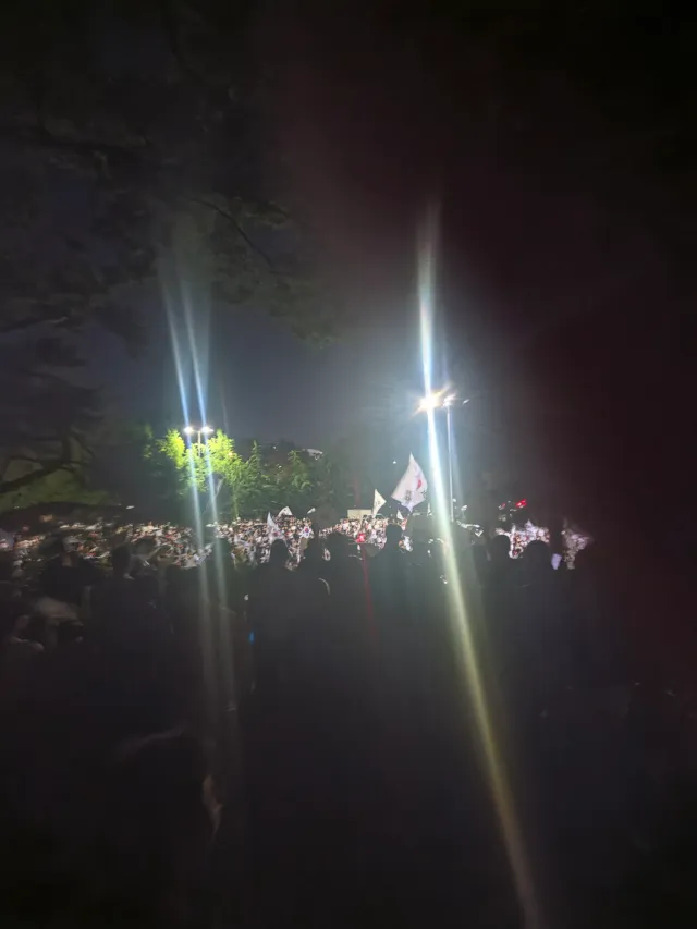 25살 청년입니다. 12시부터 지금까지 버티고 매장오픈하러 갑니다ㅜㅜ  마감 끝나는대로 바로 오겠습니다 ! 다들 너무 고생많으십니다. 감사합니다