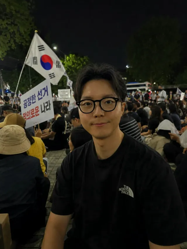 퇴근하고 모인 청년들.

돈 받는 것도 아니고,
누가 시킨 것도 아님.

그냥, 공정했는지 알고 싶을 뿐.
그게 그렇게 이상한 요구임? 🇰🇷