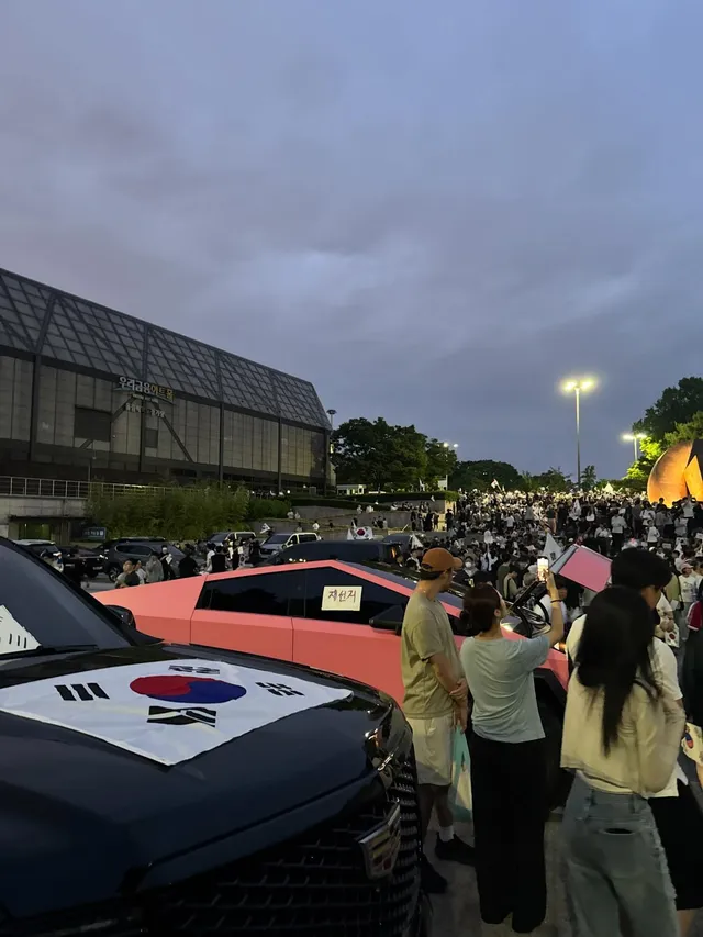 1-2맞은편에 두번째 커피차 왔습니다
10분 후에 시작합니다.

휴일임에도 정말 다들 
목 쉬어가면서 힘을 내주시고
마음이 따뜻해지면서
사무칩니