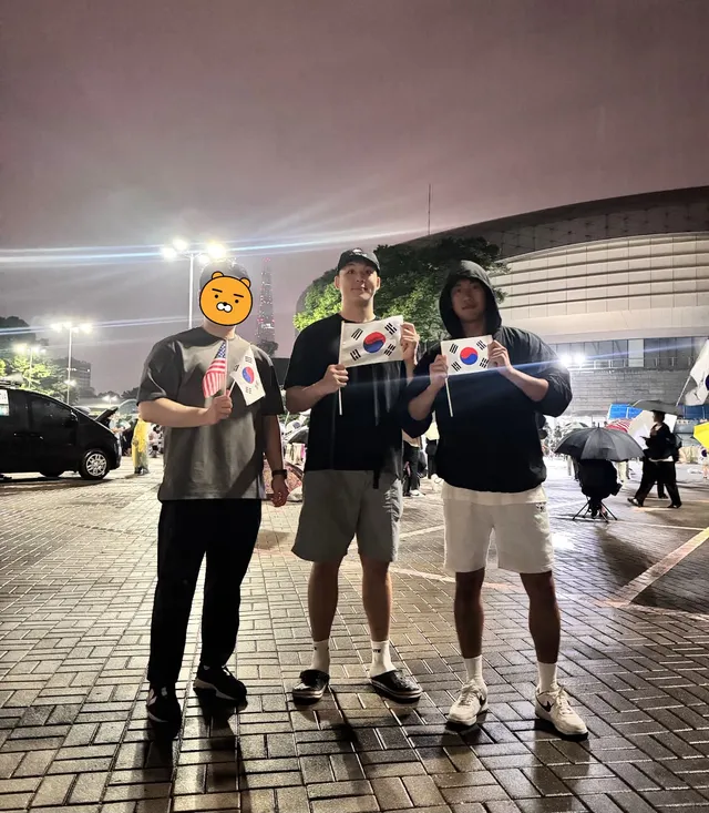 현재 올림픽공원 
화장실 청소 완료했습니다!

모두들 비도 오고 습할텐데
늦은 시간까지 정말 고생 많으세요.
힘 써주셔서 진심으로 감사드립니다.