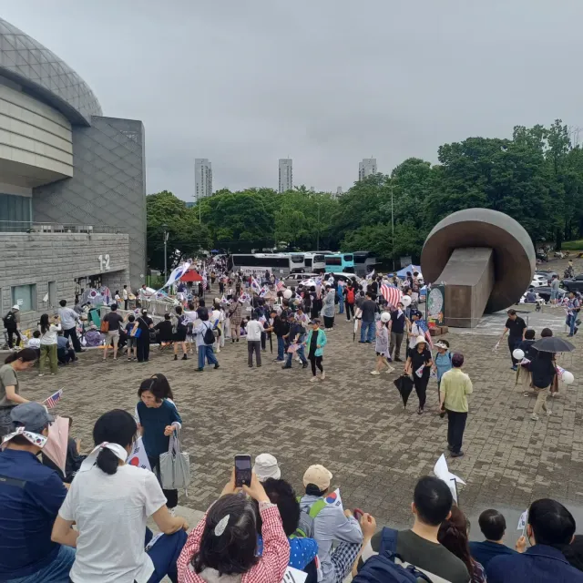 고민 끝에 간 올공. 동력이 떨어질까 걱정했는데 기우였다. 20년 넘게 폭로해왔던 내용들을 이제 국민들도 조금씩 알아가는 걸 보면서  보람과 함