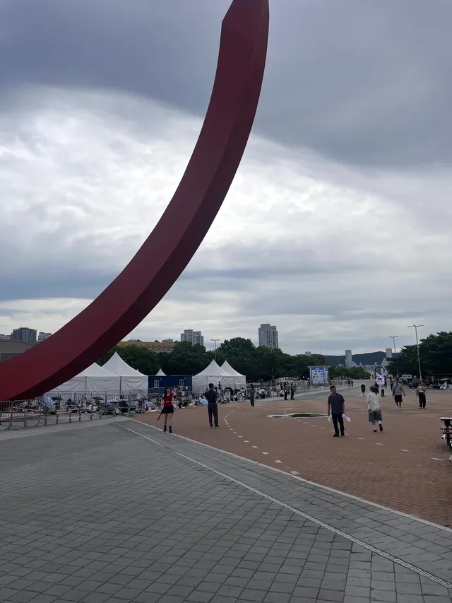 누구는 나라지키겠다고 태극기 밤새 흔들고
누구는 콘서트 본다고 밤새 줄서고ㅎ
나라가 있어야 콘서트도 할 수 있는건데

씁쓸하다
