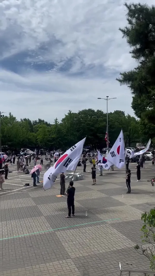 울산에 집회가 있어서 먼저 내려갑니다.

발걸음이 쉽게 떨어지질 않네요.

다음주에 또 오겠습니다.

자유대한민국 수호! 🇰🇷🫡🔥