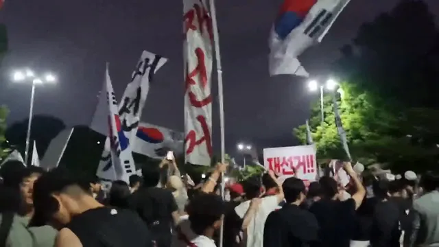 부정선거 외치는 분들한테 이렇게 다가와서
재선거만 외치면서 북치면서 시끄럽게 하고
위협하는게 정상이라고 생각하는 사람있음??

이게 정상이라고 