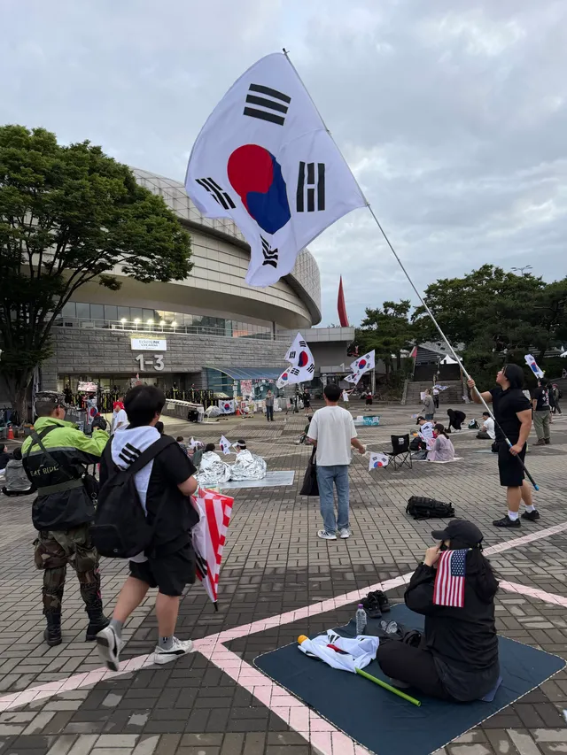 11:30 - 5:30 취약시간(?)대 오늘도 지키다 갑니다.
첨으로 혼자 와서 주로 1-2 앞 자리 지키고 
나름 열심히 구호 외치다 지금 목