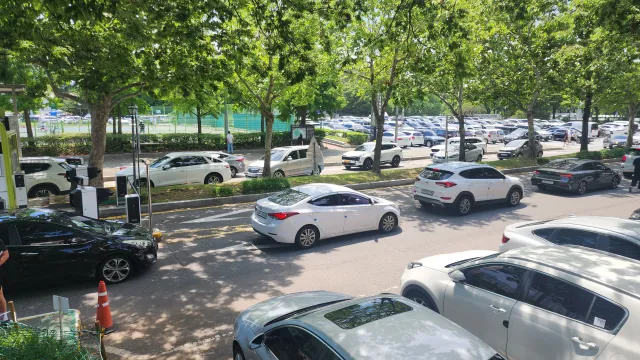 올림픽공원역쪽 주차장 입구 지금 정체입니다
공원주차장 이용하실분 파크텔주차장. 한체대주차장등 분산된 주차장 이용 추천드립니다
단기이용이면 올림픽