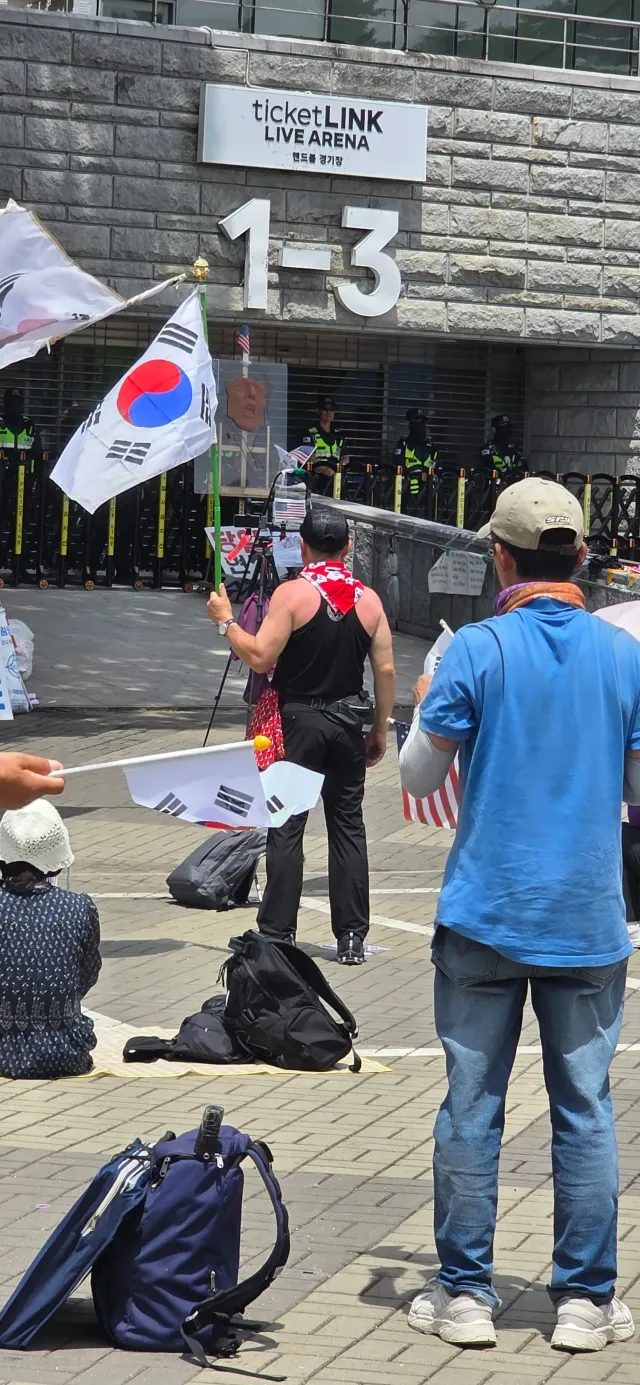 일요일 오전이라 아직 사람이 많지는 않은데 점점 늘어나는 중..
그 와중에 진짜 멋진 어르신이 
태극기들고 서 계시는데
너무 멋짐!
근데 어깨가