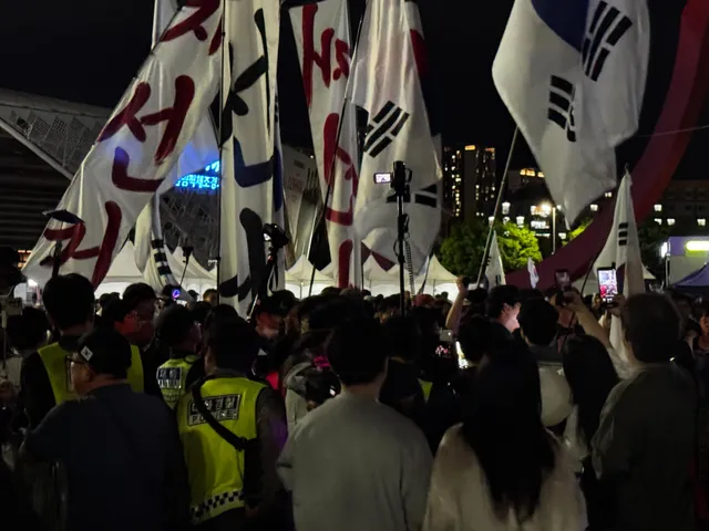 재선거 외치는 안티 A-web  이분들  자제할 필요 있어보입니다.  경찰자극하는 것부터 문제고 상당히 거칠어 보여 가족단위 모인사람들이 위협감