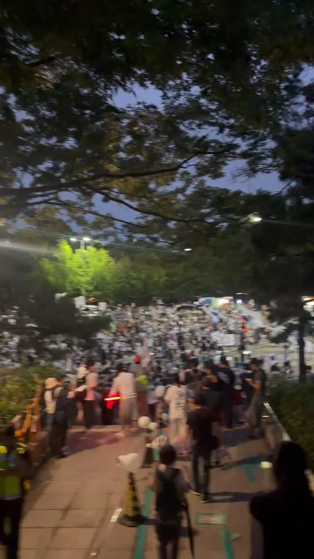 올공 사람 준나많음
그리고 콘서트 관람객들...
근데 저 연예인 누구임? 첨봄..