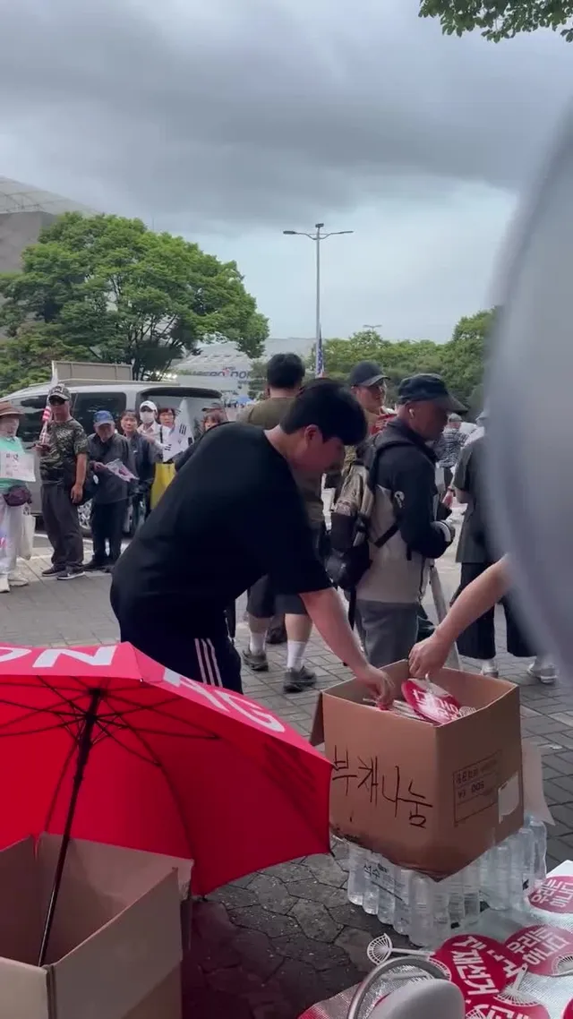 올공 2-1 부채 나눔 현장

시민여러분들
부채니까 가져가
내가 나눠 줄겁니다잉
가져가~~~