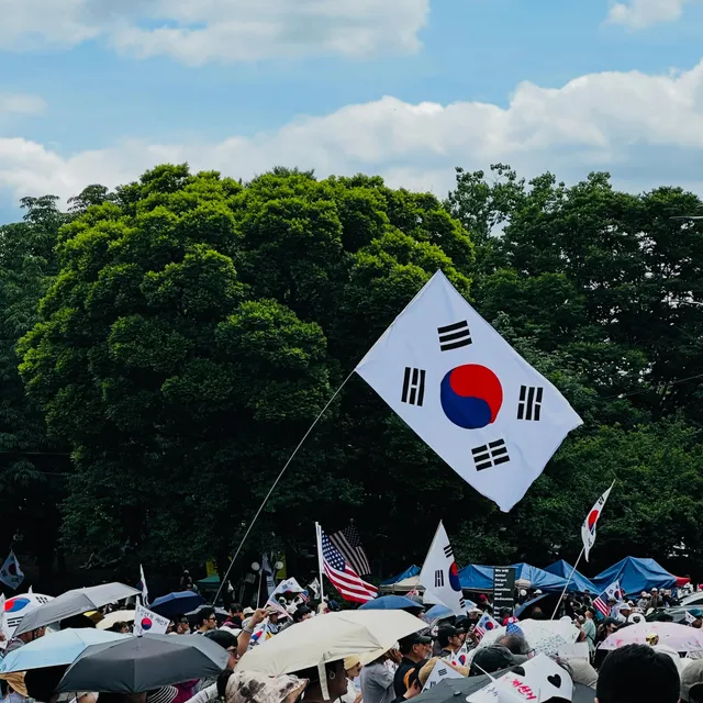 예배 드리고 올공
맑은 하늘 아래 펄럭이는 자랑스런 태극기