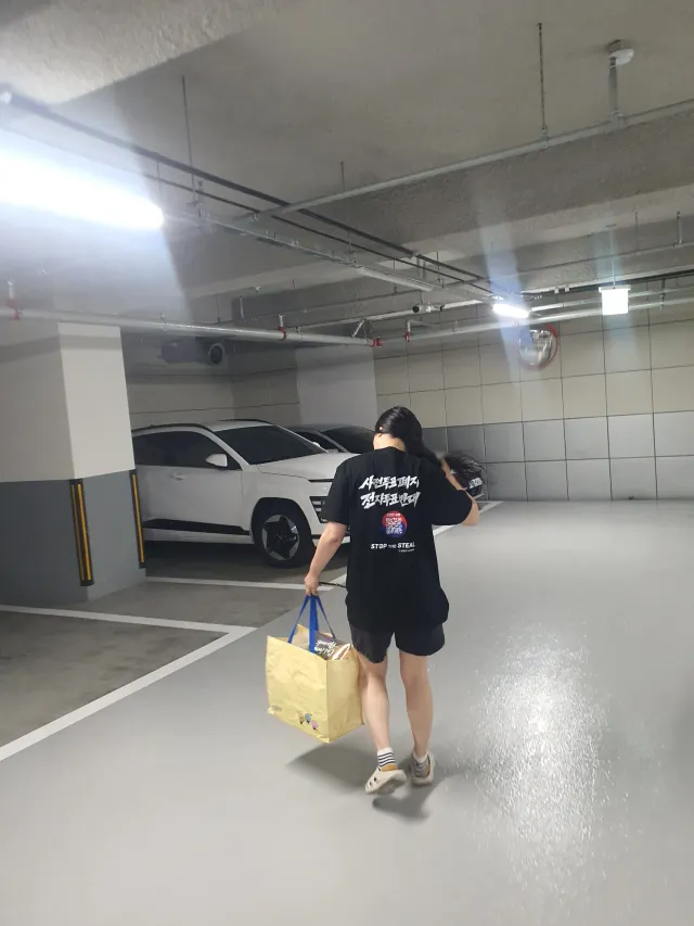 컨디션도 안 좋은데 오늘 시부모님, 시조부모님 반찬 가져다드린다고 자진해서 어제 저녁부터 새벽까지 만든 거 바리바리 싸들고 가는 와이프 한컷.
