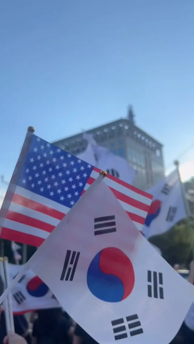 어제 부산시청앞..! 수많은 사람들 속에서 눈에 띈 10명 남짓한 초등학생들친구들.. 제일 앞쪽에서 소리치고 있었다. 정말 대단한 친구들이야👍